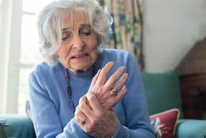 Пожилая женщина с симптомами болезни Паркинсона