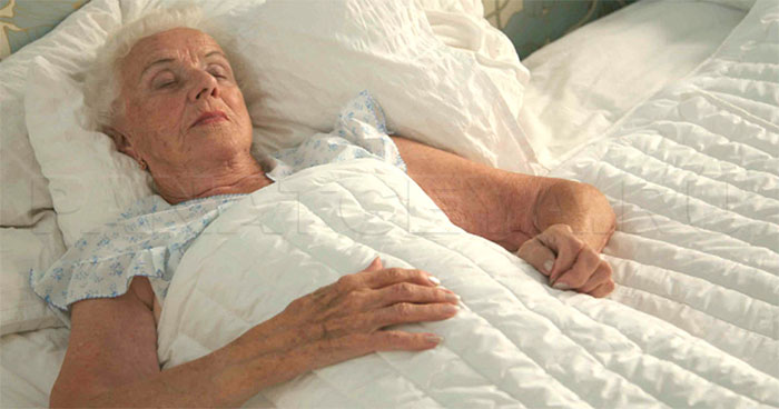 Пожилая женщина, страдающая деменцией с тельцами Леви