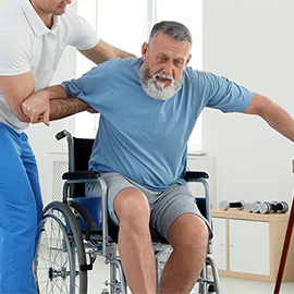 Реабилитация для пожилых людей: дома или в клинике?