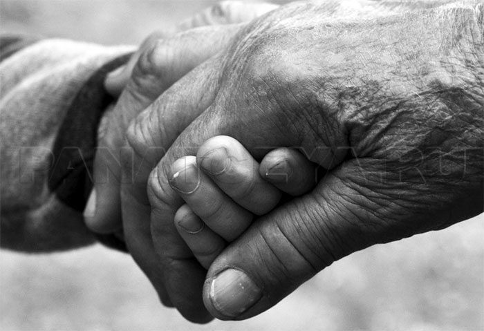 Фото: пожилые люди держатся за руки