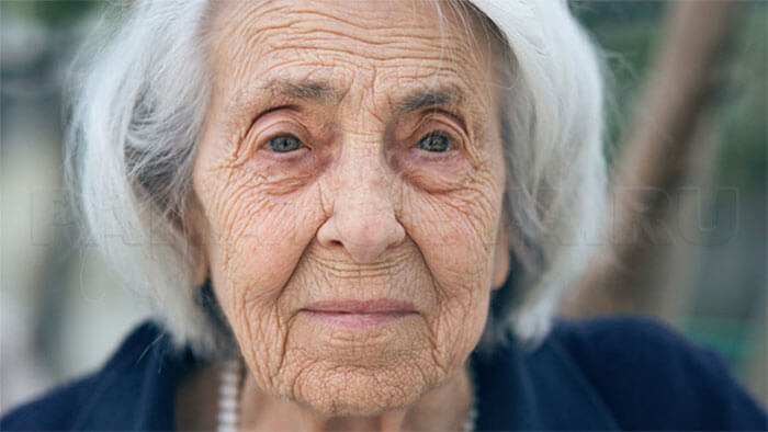 Пожилая женщина с деменцией