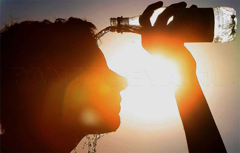 Девушка обливается водой в жаркую погоду