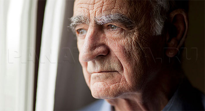Мужчина, страдающий болезнью Альцгеймера
