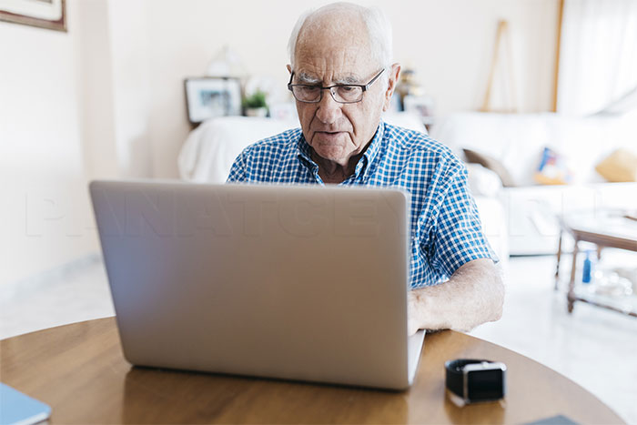 Онлайн-консультация пожилого мужчины через интернет
