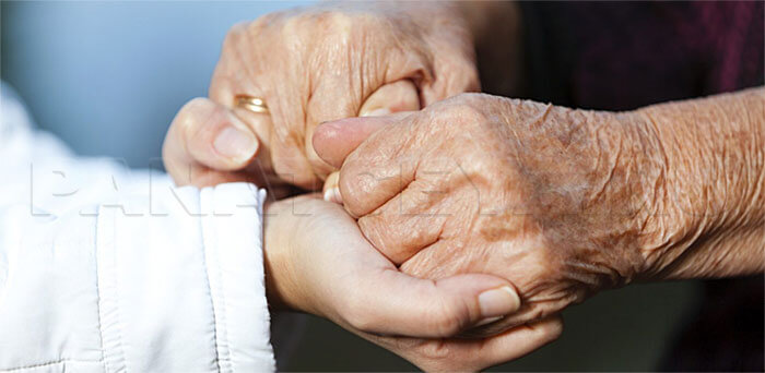 Поддержка старушки с болезнью Альцгеймера