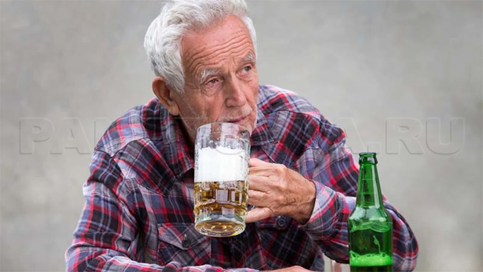 Мужчина в пожилом возрасте, страдающий алкогольной зависимостью