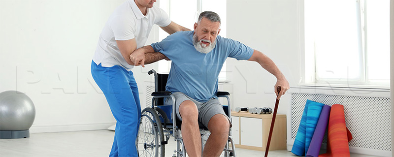 Занятия с пожилым мужчиной в ходе реабилитации
