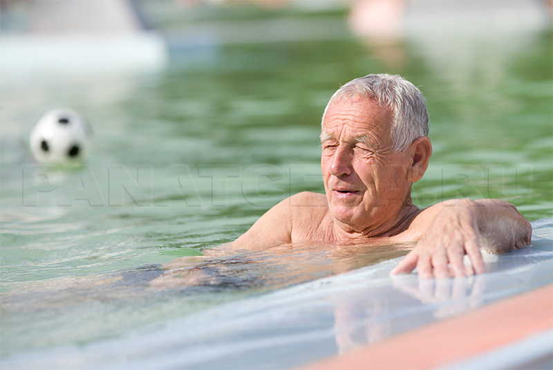 Пожилой мужчина занимается плаванием