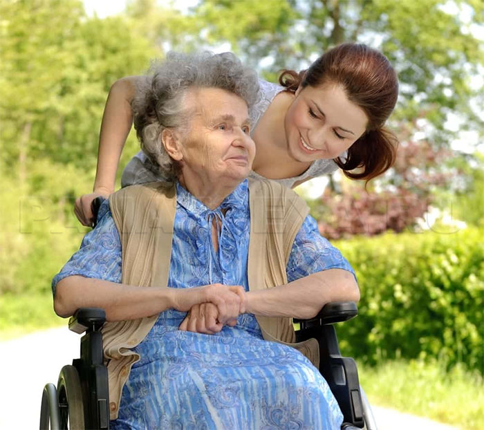 Пожилая женщина с медсестрой